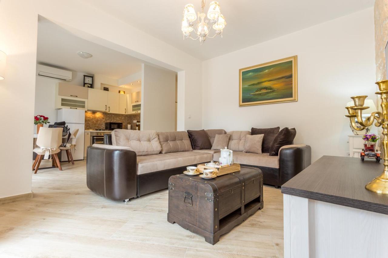 Villa Capitis In The Center- Luxury Apartment With Swimming Pool Đảo Hvar Ngoại thất bức ảnh