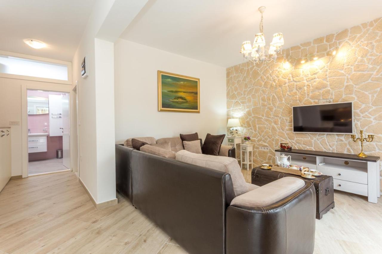 Villa Capitis In The Center- Luxury Apartment With Swimming Pool Đảo Hvar Ngoại thất bức ảnh