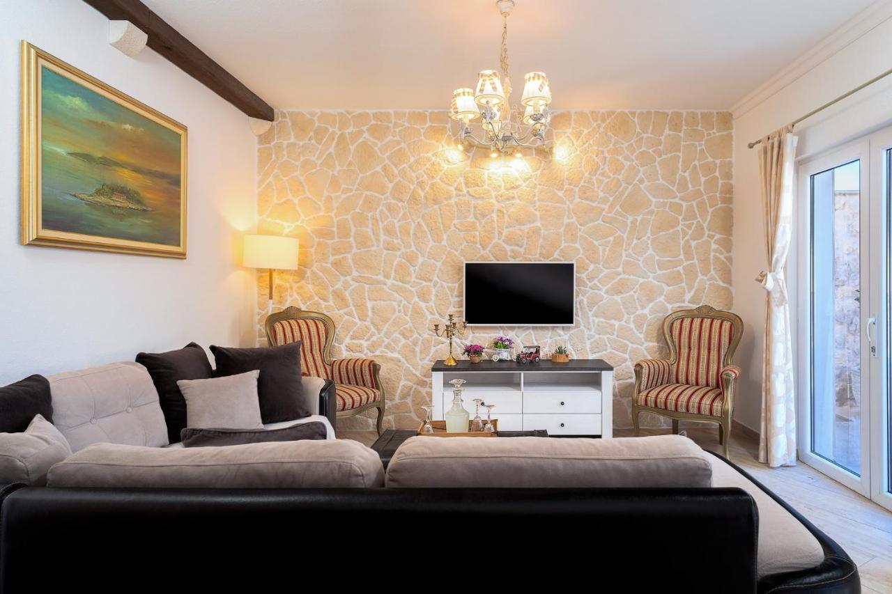 Villa Capitis In The Center- Luxury Apartment With Swimming Pool Đảo Hvar Ngoại thất bức ảnh